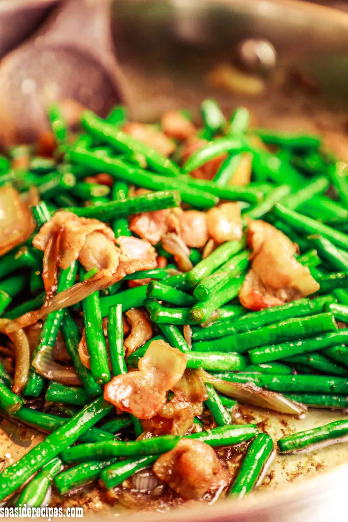 cooked string beans with bacon