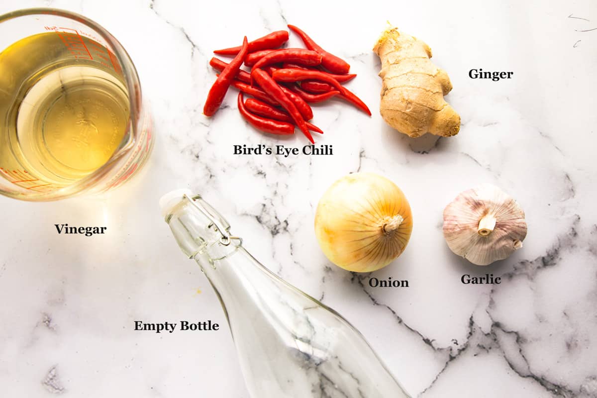 photo of ingredients for making spicy vinegar.